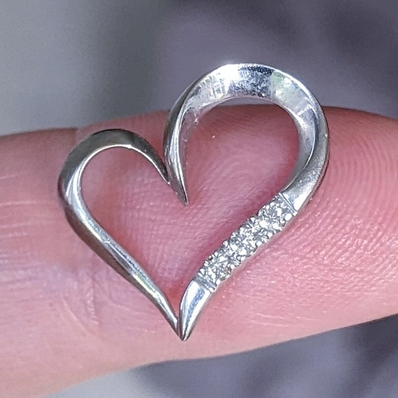 10K solid white gold diamond tilted heart pendant - Picture 3 of 11